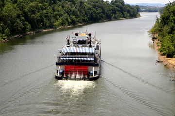 stern-wheeler cruise on Tennessee's Cumberland River